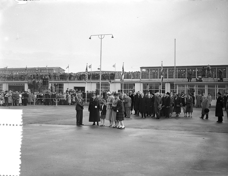 Koninklijk paar terug uit de West op Schiphol, Bestanddeelnr 907-4245