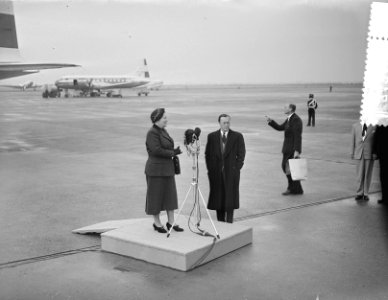 Koninklijk paar terug uit de West op Schiphol, Bestanddeelnr 907-4249