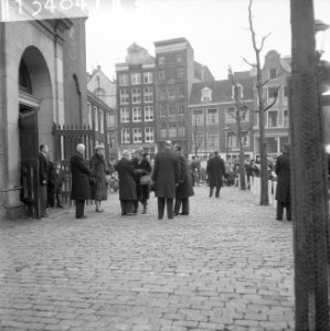 Koninklijk paar woont kerkdienst bij in Oude Kerk, Bestanddeelnr 913-4847