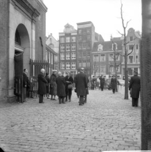 Koninklijk paar woont kerkdienst bij in Oude Kerk, Bestanddeelnr 913-4848