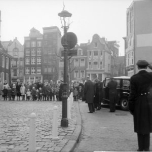 Koninklijk paar woont kerkdienst bij in Oude Kerk, Bestanddeelnr 913-4846