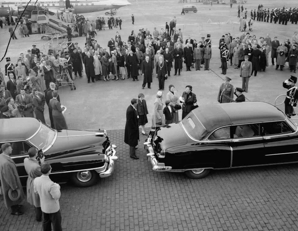 Koninklijk paar terug uit de West op Schiphol, Bestanddeelnr 907-4256