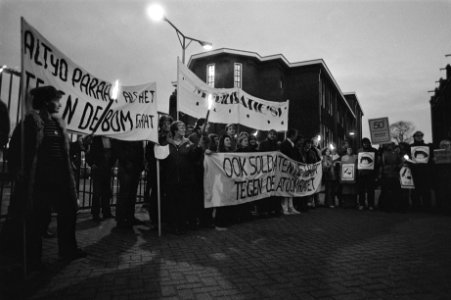 Kop van de stoet met spandoeken, Bestanddeelnr 931-8381