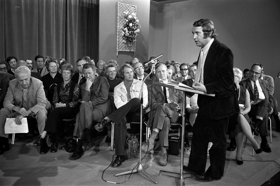 Koos Postema krijgt Nipkowschijf voor tv-programma Een klein uur U , in RAI Am, Bestanddeelnr 924-9364