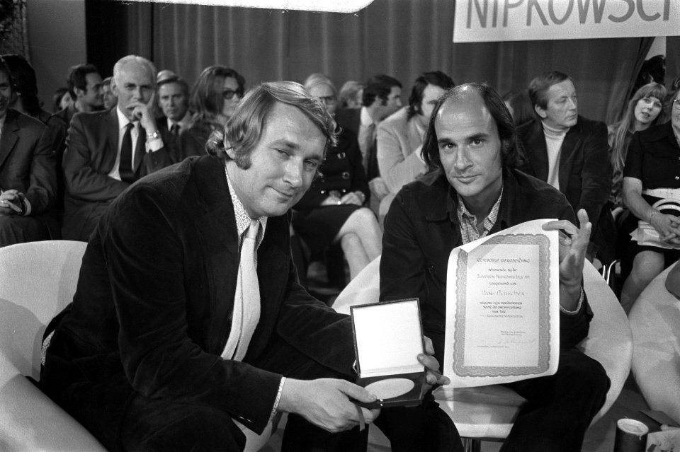 Koos Postema krijgt Nipkowschijf voor tv-programma Een klein uur U , in RAI Am, Bestanddeelnr 924-9358