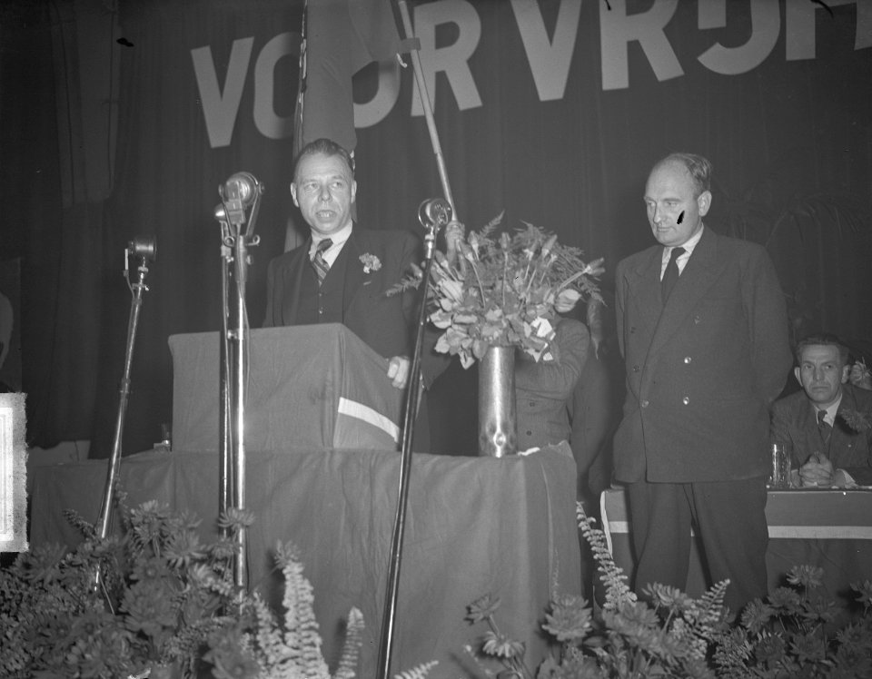 Koos Vorrink en wethouder de Roos, Bestanddeelnr 903-6170