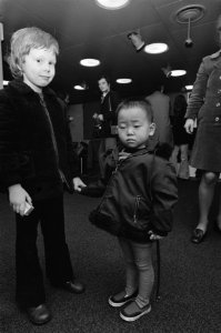 Koreaanse weeskinderen komen aan op Schiphol Koreaantje met zijn nieuwe broertj, Bestanddeelnr 927-6981