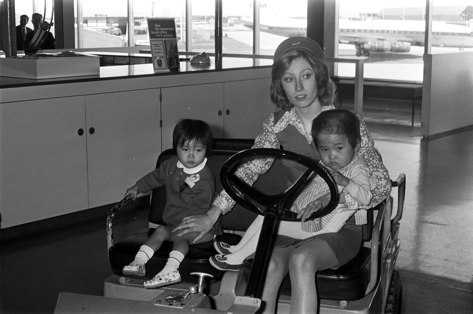 Koreaanse weeskinderen op Schiphol, stewardess met twee Koreaantjes, Bestanddeelnr 925-8788