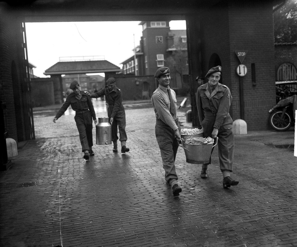 Korea vrijwilligers oefenen op Waalsdorp dragen van etensblikken, Bestanddeelnr 904-2154