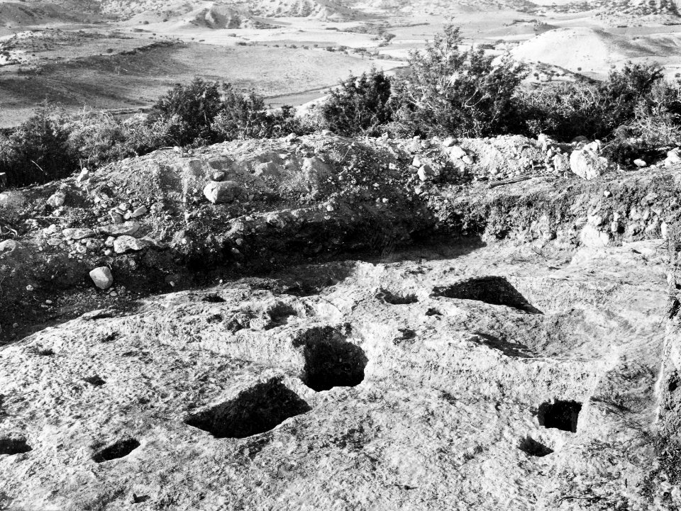 Kultplatsen under grav 1 från öster. Paleoskoutella - SMVK - C01404