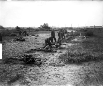 Korea vrijwilligers oefenen op Waalsdorp, Bestanddeelnr 904-2152