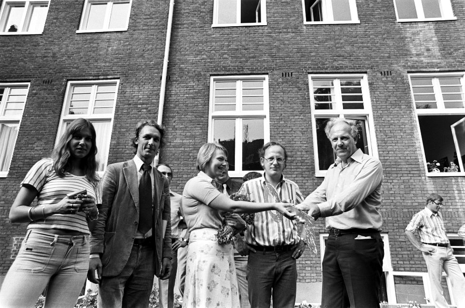 Kuijpers overhandigt de foto, Bestanddeelnr 928-0762