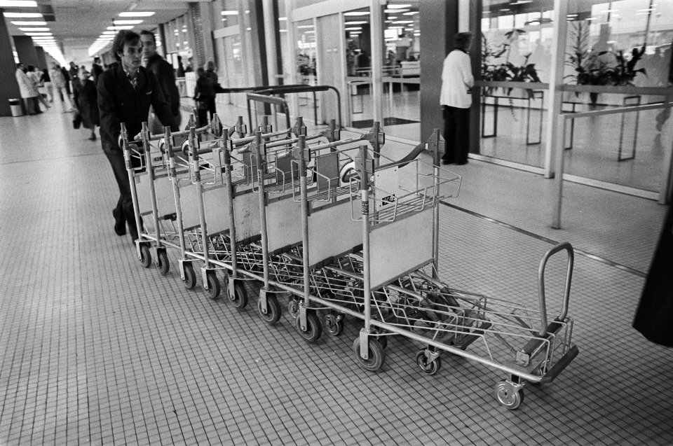 Kuiers op Schiphol verdwenen, door Schiphol beschikbaar gestelde bagagekarretjes, Bestanddeelnr 928-6165