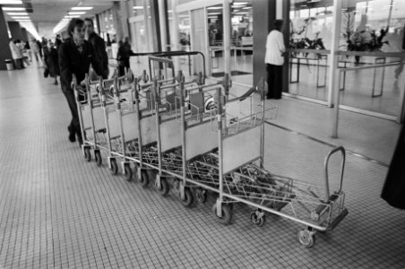 Kuiers op Schiphol verdwenen, door Schiphol beschikbaar gestelde bagagekarretjes, Bestanddeelnr 928-6165