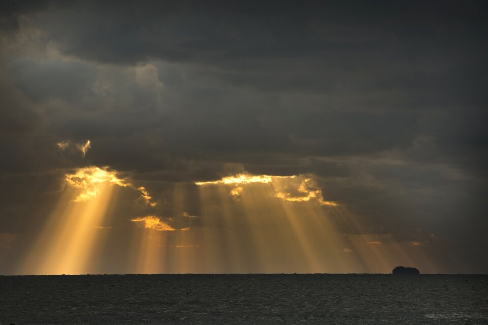 Seatyndall effect cloud twilight