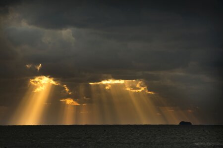 Seatyndall effect cloud twilight