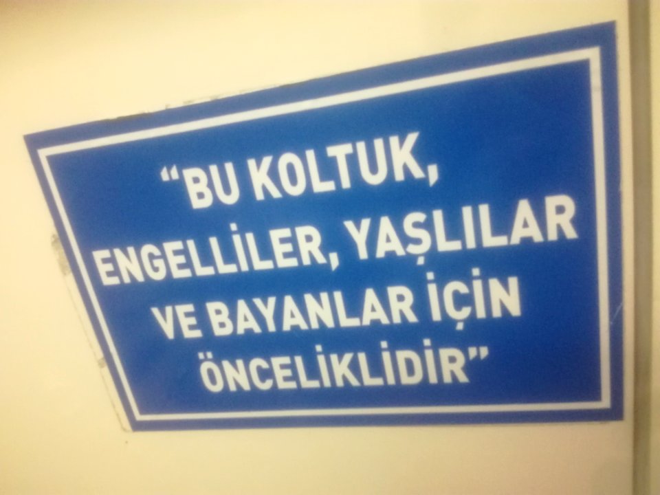 Konya tramvayında koltuk bilgi levhası