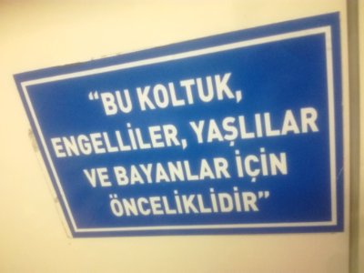 Konya tramvayında koltuk bilgi levhası