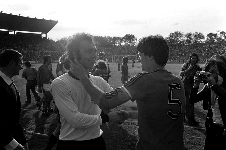 Krol (rechts) en Beckenbauer na afloop, Bestanddeelnr 927-9333