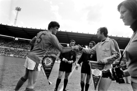 Krol (links) en Beckenbauer voor de aanvang van de wedstrijd, Bestanddeelnr 927-9344
