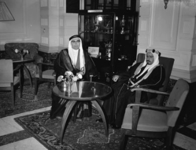 Kroonprins van Bahrein in Amsterdam, Shaik Salman Al Khalifa Sheikh Esa (rechts), links prins Sahman Al Khalifa Van Bahrein, Bestanddeelnr 909-7756