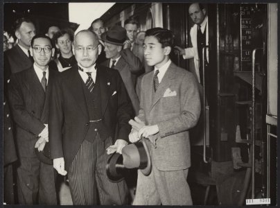 Kroonprins Akihito van Japan in Den Haag per trein gearriveerd uit Brussel. Hij , Bestanddeelnr 111-0301