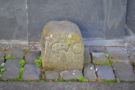 Kronberg, Talstraße, Initialstein vor 17a