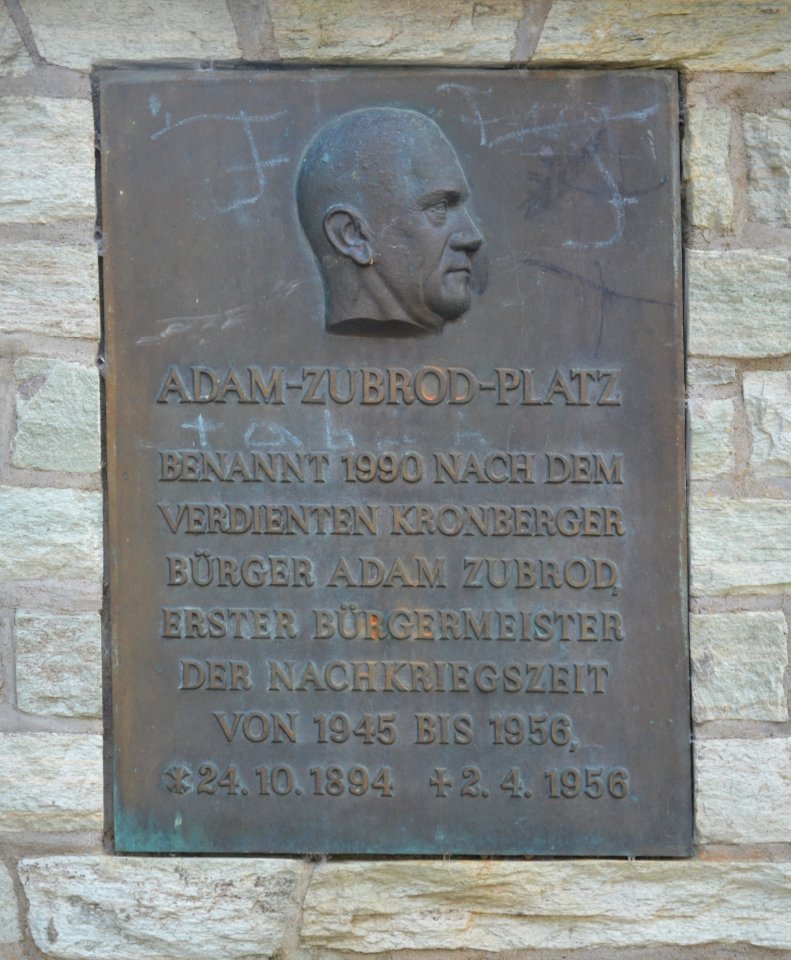 Kronberg, Plakette Adam-Zubrod-Platz