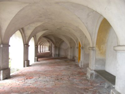 Krosno na Warmii, krużganki kościoła pielgrzymkowego