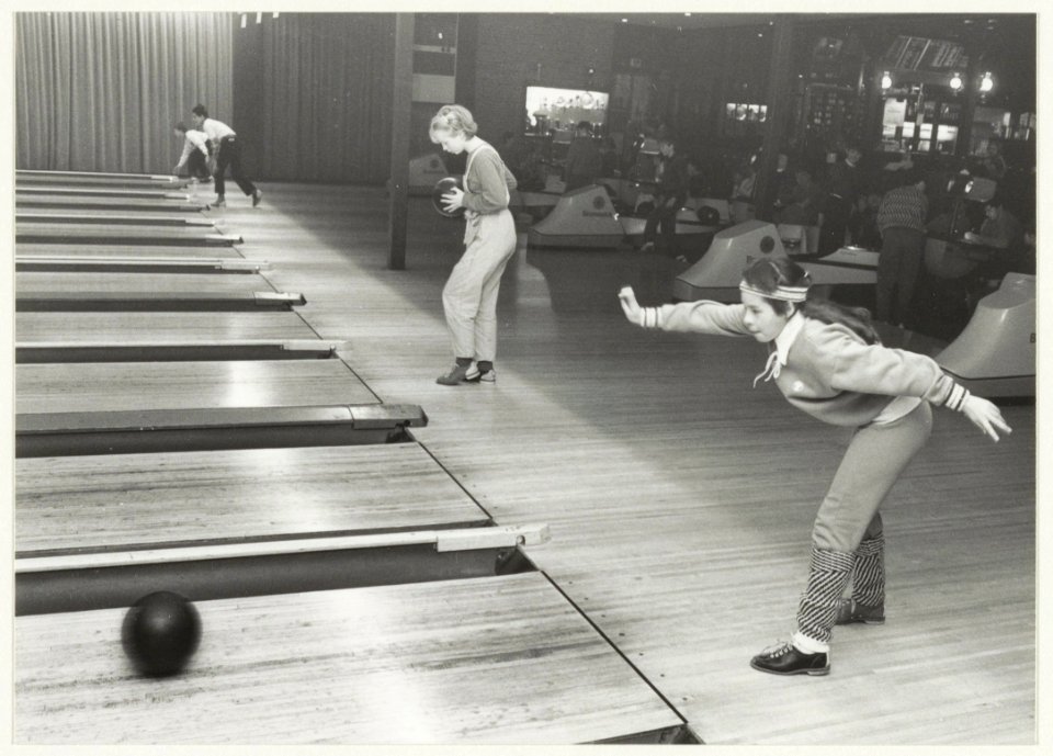 Krokus-Bowlingtoernooi voor scholieren in De Zoete Inval. NL-HlmNHA 54016589