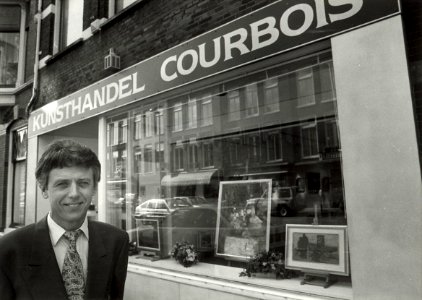 Kunsthandel Courbois met eigenaar René Courbois. Aangekocht in 1991 van United Photos de Boer bv