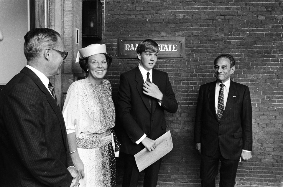 Kroonprins Willem Alexander lid van Raad van State voor deur van RvS v.l.n.r. v, Bestanddeelnr 933-3685