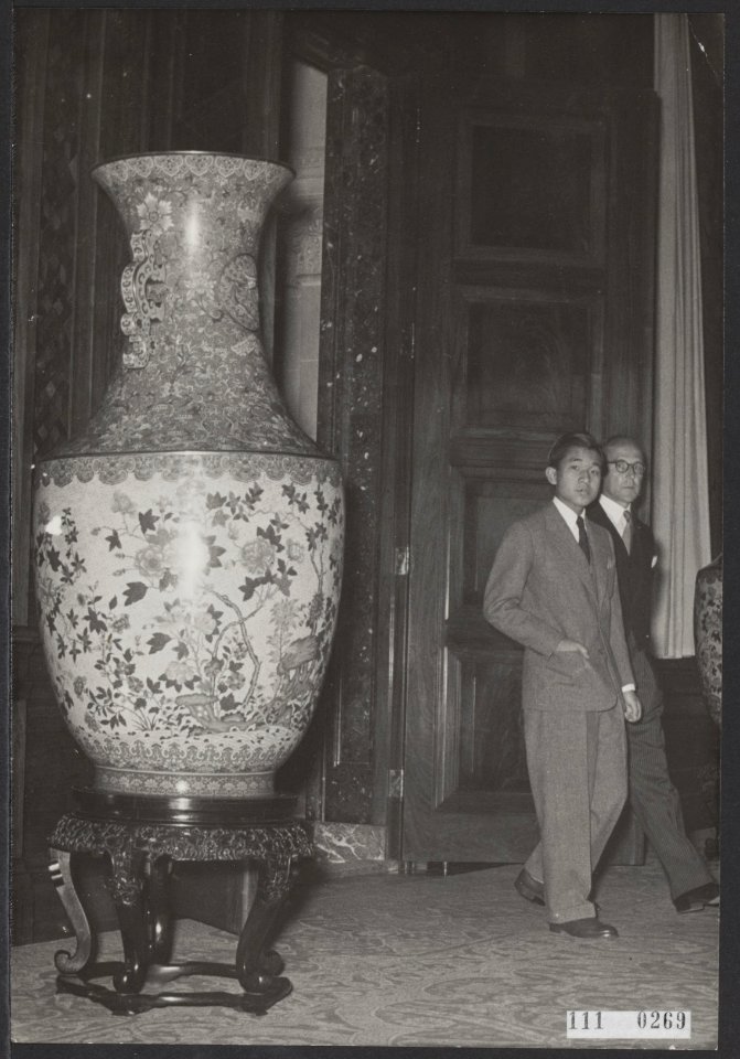 Kroonprins Akihito van Japan bezocht in Den Haag het Mauritshuis, het Vredespale, Bestanddeelnr 111-0269