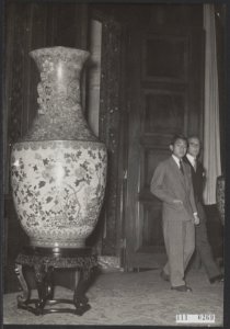 Kroonprins Akihito van Japan bezocht in Den Haag het Mauritshuis, het Vredespale, Bestanddeelnr 111-0269