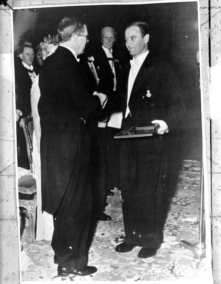Kroonprins Gustaaf Adolf reikt Nobelprijs uit, Bestanddeelnr 903-1352