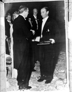 Kroonprins Gustaaf Adolf reikt Nobelprijs uit, Bestanddeelnr 903-1352