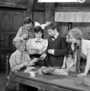 KRO-televisie TV-spel Ik herinner mij mama van links naar rechts op Enny Meu, Bestanddeelnr 913-9827