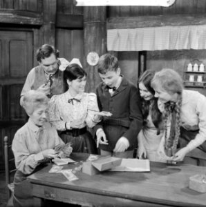 KRO-televisie. TV-spel Ik herinner mij mama. van links naar rechts Enny Meuni…, Bestanddeelnr 913-9462