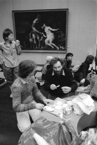 Kunstenaars eten in de Nachtwachtzaal, Bestanddeelnr 932-8013