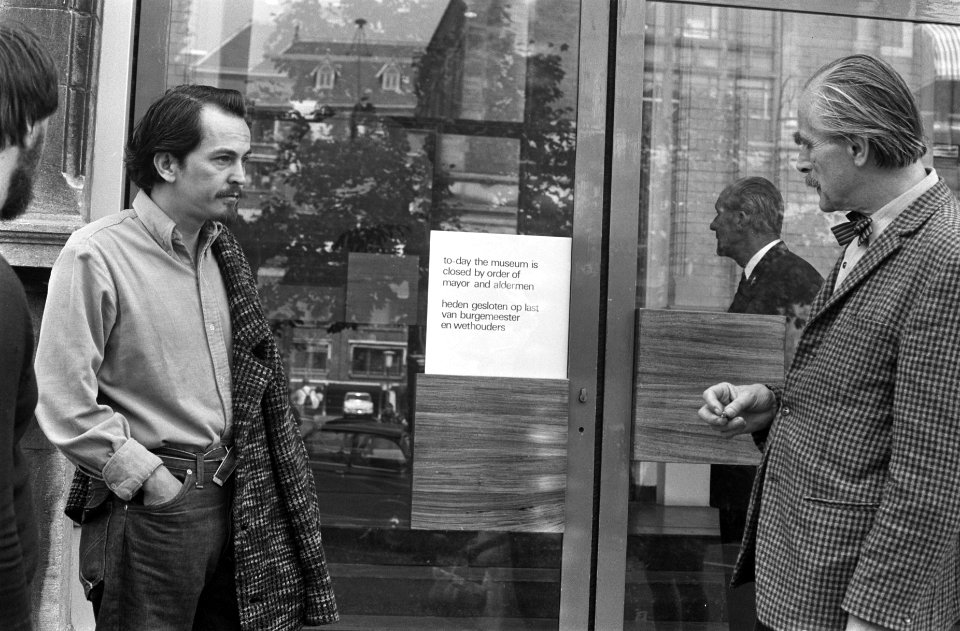 Kunstenaars demonstreren tegen BBK bij het Stedelijk Museum Amsterdam, Bestanddeelnr 922-7738