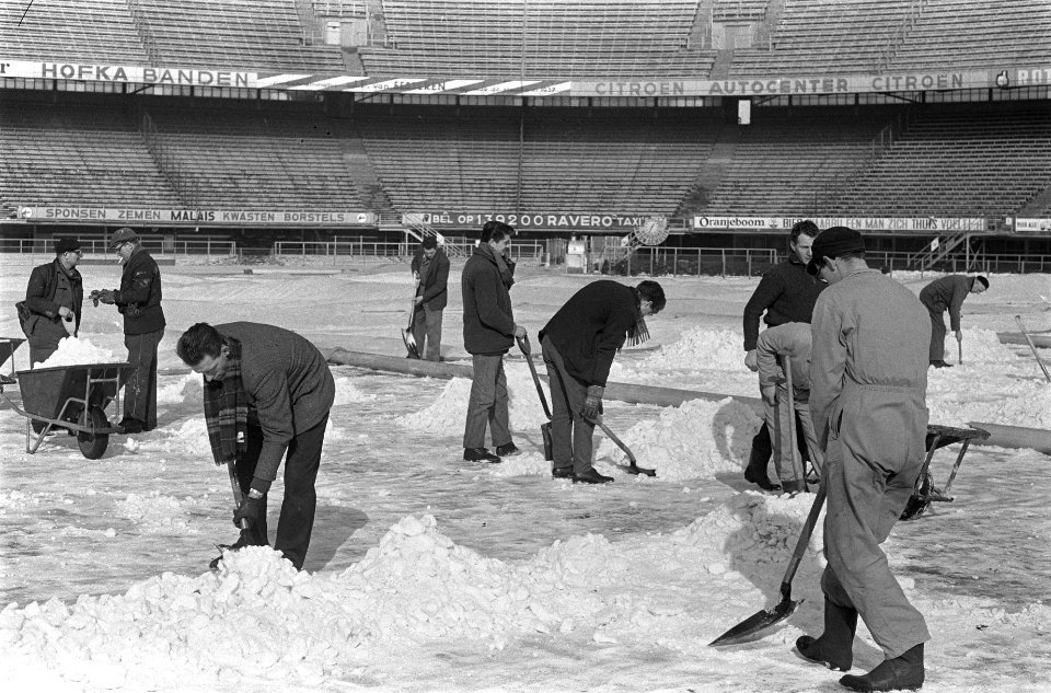 Kunstdooi in het Feijenoordstadion in Rotterdam, sneeuwruimers bezig om de boven, Bestanddeelnr 914-8561