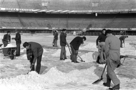 Kunstdooi in het Feijenoordstadion in Rotterdam, sneeuwruimers bezig om de boven, Bestanddeelnr 914-8561