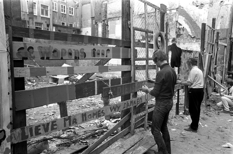 Kunstenaars beschilderen schutting tegenover gerechtsgebouw, waar bezetters Maag, Bestanddeelnr 922-5293