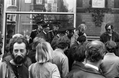 Kunstenaars demonstreren tegen BBK bij het Stedelijk Museum Amsterdam, Bestanddeelnr 922-7740