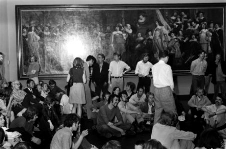 Kunstenaars hebben Nachtwachtzaal in Rijksmuseum, Amsterdam bezet kunstenaars vo, Bestanddeelnr 922-5131