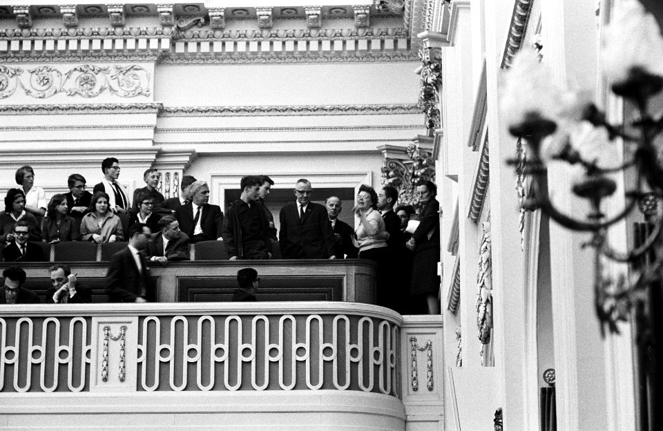 Kwestie legering Duitse militairen in Budel in Tweede Kamer , een bode verwijder, Bestanddeelnr 915-0247