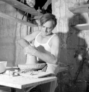 Kunstenaarskolonie Ein Hod. Een pottenbakker bezig met het draaien van aardewerk, Bestanddeelnr 255-2774