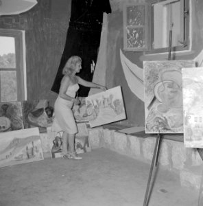 Kunstenaarskolonie Ein Hod. Een deelneemster aan een schilderklas zet een schild, Bestanddeelnr 255-2766 photo