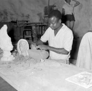 Kunstenaarskolonie Ein Hod. De beeldhouwer Paul Osifo aan het werk, Bestanddeelnr 255-2781