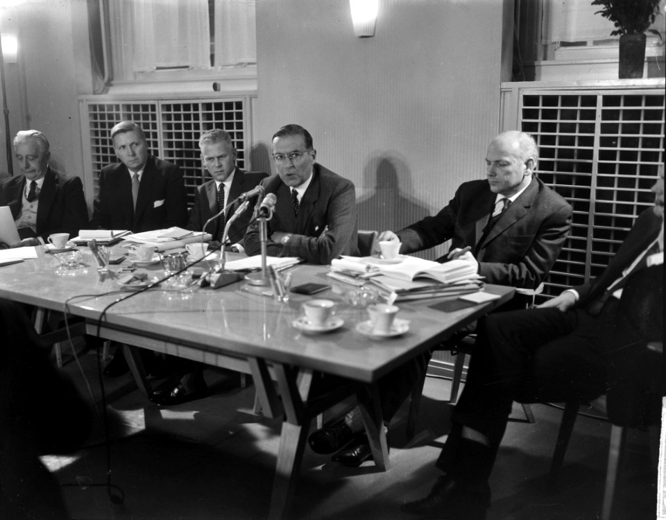 Kwestie Bijlmermeer, v.l.n.r. mr. G. Baas , wethouder Elsenburg, burgemeester Va, Bestanddeelnr 917-0049